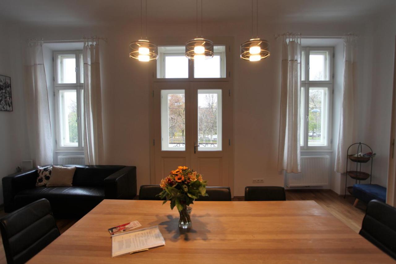 Casa Nostra - Ausgefallene Wohnung Am Augarten Vienna Luaran gambar